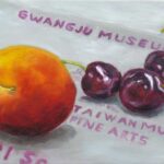 Das Bild zeigt ein Stilleben mit Pfirsich und Kirschen