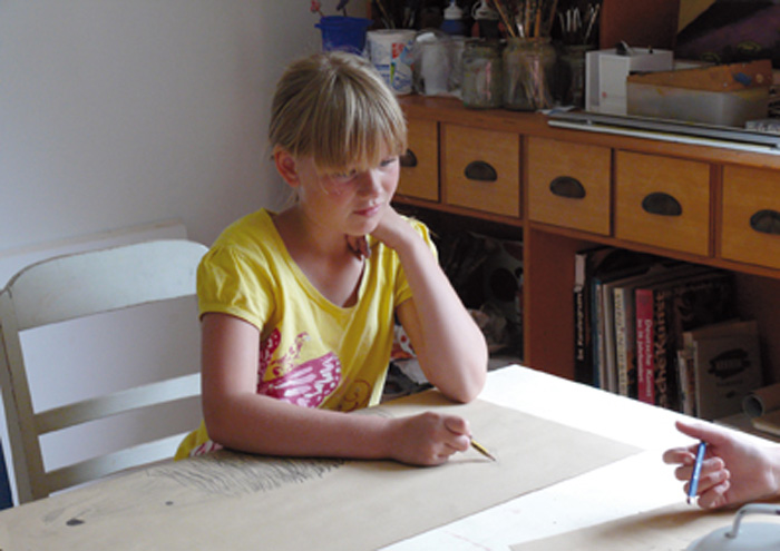Ein Mädchen beim Zeichnen