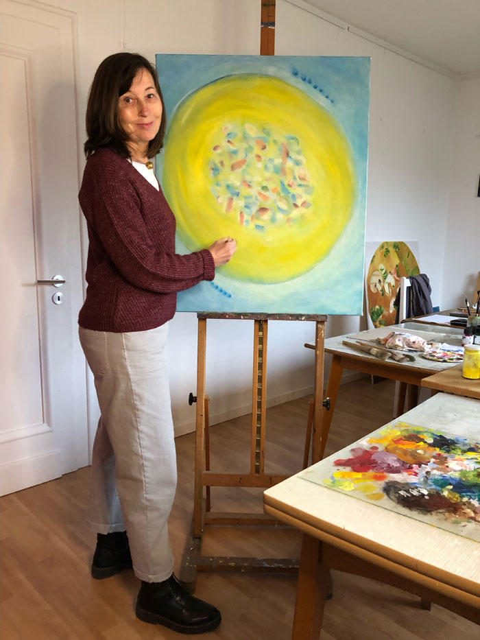 Indira Schneider an der Staffelei